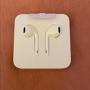 Apple EarPods with lightening cord